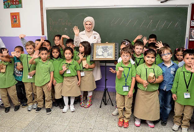 Emine Erdoğan ilkokulunu ziyaret etti