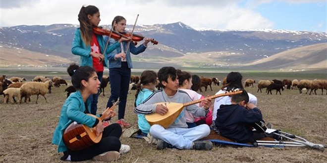 Köy çocuklarının orkestrası belgesele konu oldu