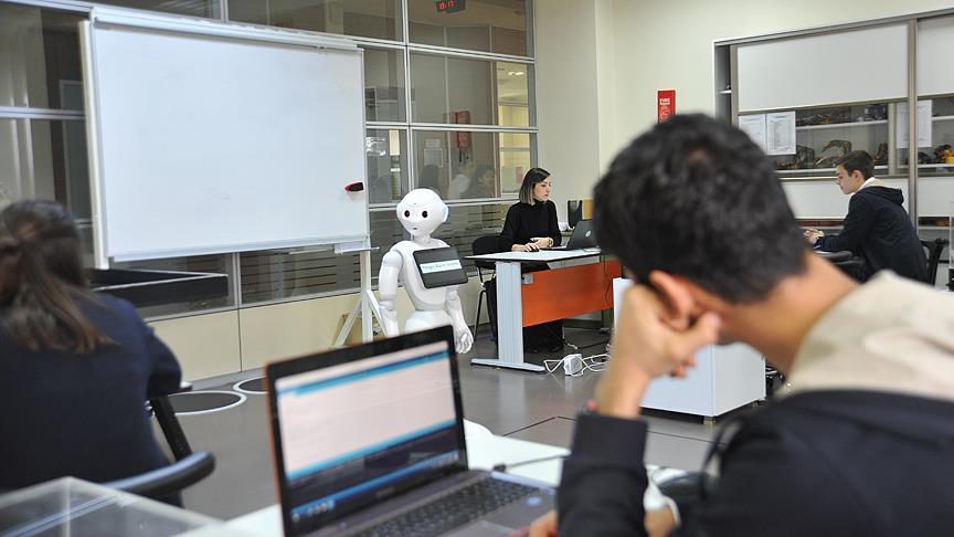 İnsansı robotla kodlama öğreniyorlar