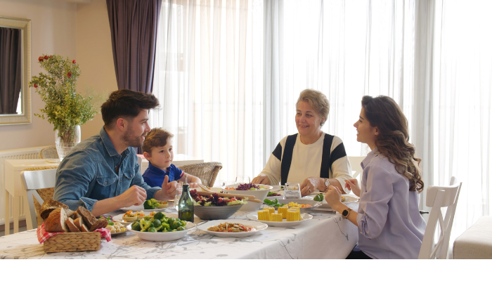 Ailesiyle yemek yiyen çocuk daha sağlıklı