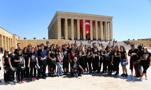 En büyük Atatürk için Anıtkabir' e akın ediyorlar