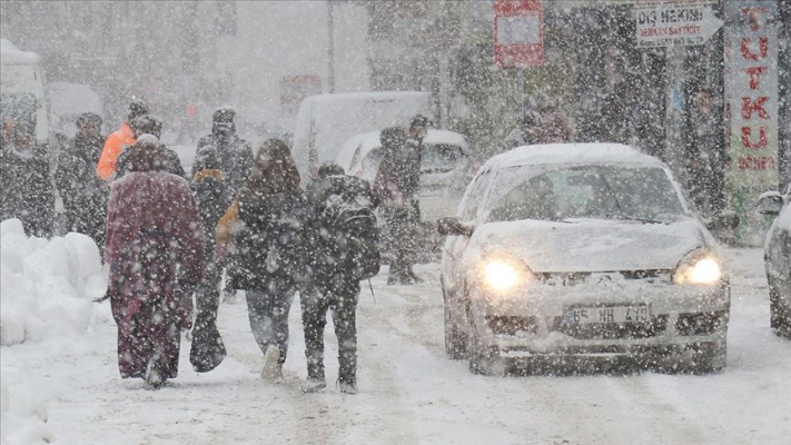 Van'da yoğun kar nedeniyle kriz merkezi kuruldu