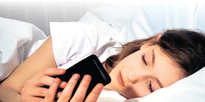 Uyurken bile 'akıllı telefonumuzdan' kopamıyoruz