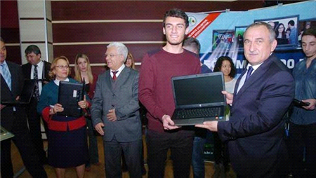Üniversiteyi Kazanan Öğrenciye Laptop