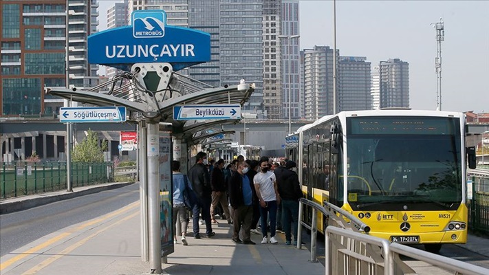İstanbul'da ayakta yolcu taşıyan otobüs ve metrobüslerde yolcu kapasitesi kararı
