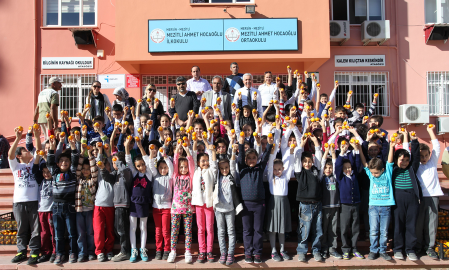 Mezitli'deki Öğrencilere Narenciye Dağıtımı Yapıldı