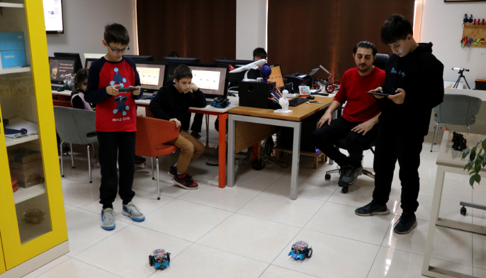 Kış okulunda öğrenciler kod yazılımı öğreniyor, robot yapıyor