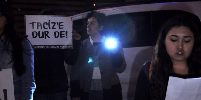Öğrencilerden el fenerli karanlık protestosu