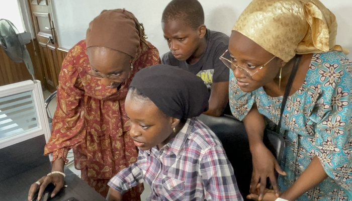 Türkiye mezunu Nijeryalı Asma'u, ülkesindeki genç kızlara kodlama eğitimi veriyor