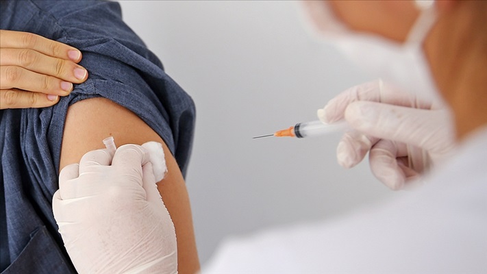 Kovid-19 aşılarının yan etkilerinin kadınlarda daha fazla görüldüğü ortaya çıktı