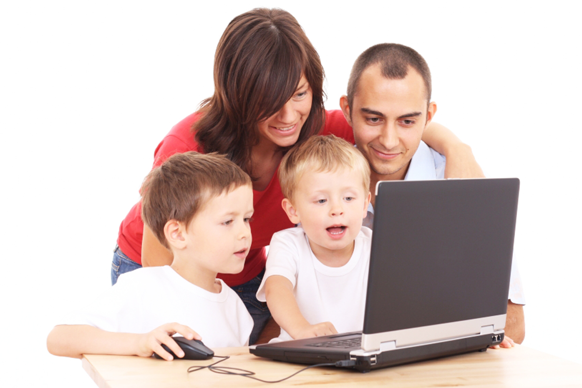 Вся семья работает в школе. Компьютер для детей. Детям об интернете. Дети и взрослые в интернете. Ребенок за компьютером.