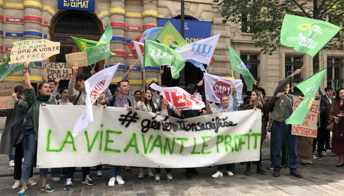 Paris'te gençlerden iklim için gösteri