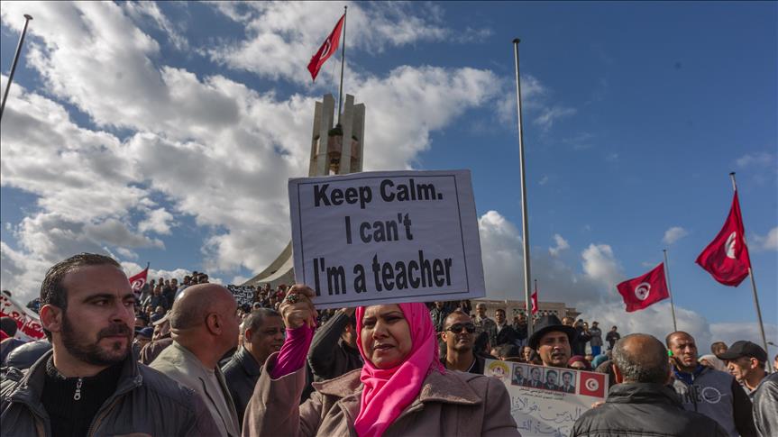 Tunus'ta binlerce öğretmen gösteri düzenledi