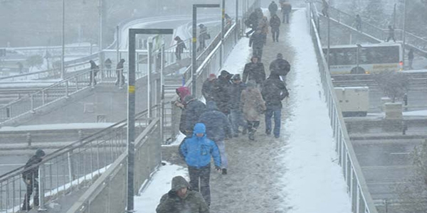 İstanbul'da kar yağışı yarın sabaha kadar devam edecek