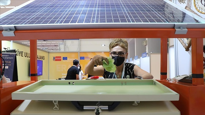 Meslek liselilerden atıkları gübreye dönüştüren solar makine