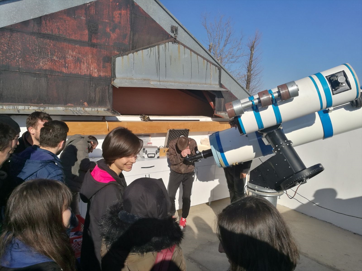 Gözlemevinde gençlere astronomi eğitimi veriliyor