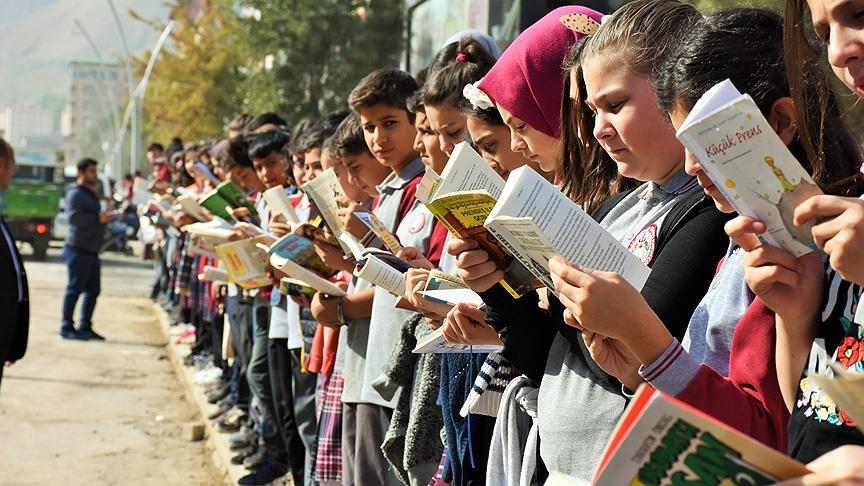 Muş'ta 10 bin öğrenci kaldırımda kitap okudu