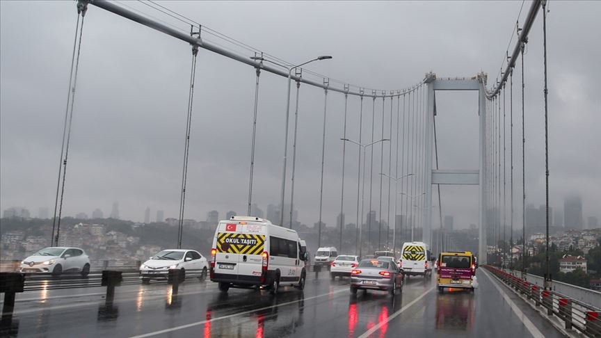 İstanbul'da yağış ulaşımı aksattı