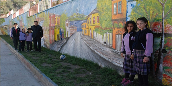Okul Duvarları Tabloya Döndü