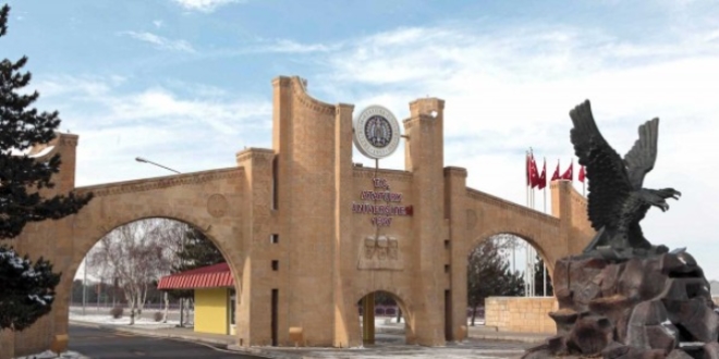 Atatürk Üniversitesinde 22 akademisyen ve 8 idari personel açığa alındı