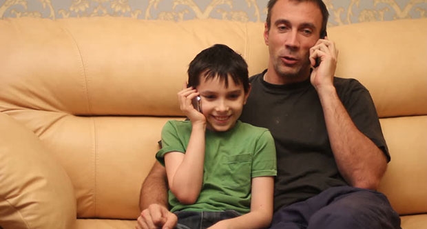 Babalar, çocuklarının erken yaşta telefon kullanmalarına izin veriyor