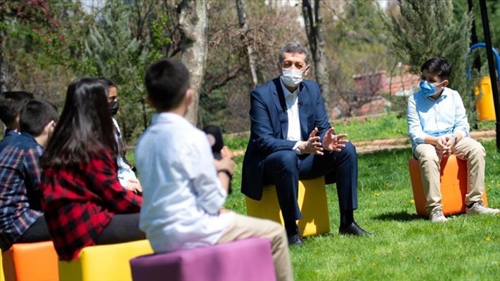 Milli Eğitim Bakanı Selçuk, çocuklarla açık hava söyleşisinde buluştu