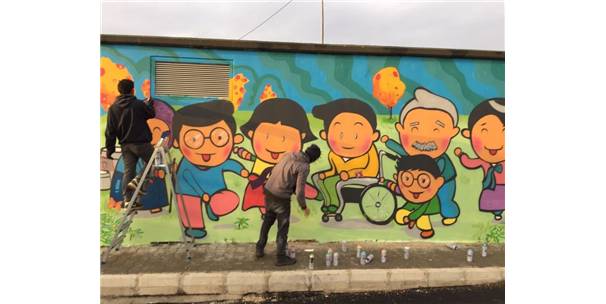 Üniversite Öğrencileri Sokak Duvarlarını Renklendirdi