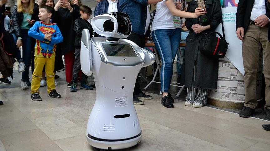 Uluslararası Robot Yarışması'nda, insansı robot ‘Sanbot’tan dans gösterisi