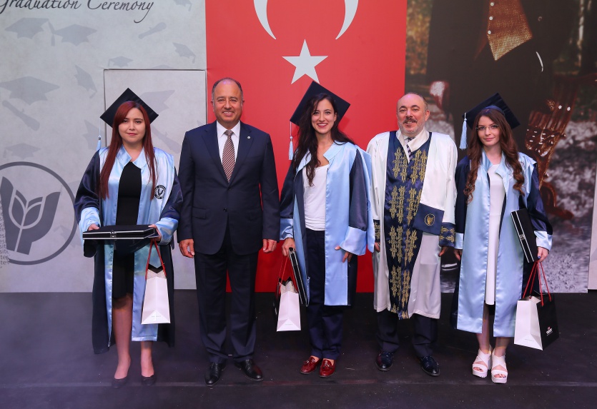Yaşar Üniversitesi 14’üncü dönem mezunlarını uğurladı  