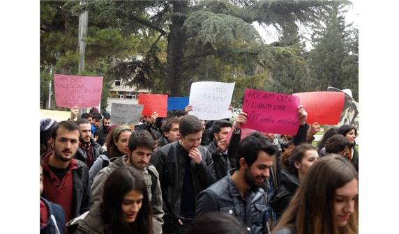 Üniversitelilerin ilginç bütünleme protestosu