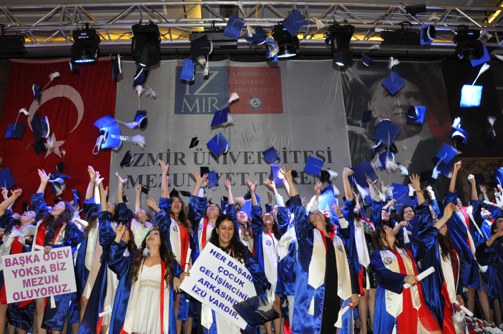 İzmir Üniversitesinde mezuniyet gururu